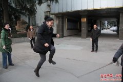 <b>快乐健身，行政教职工举行跳绳比赛</b>